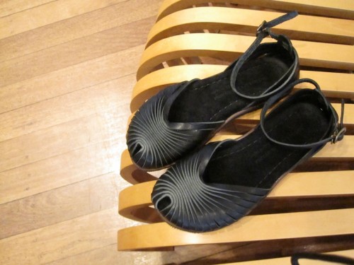 lie tokuyama plie sandals